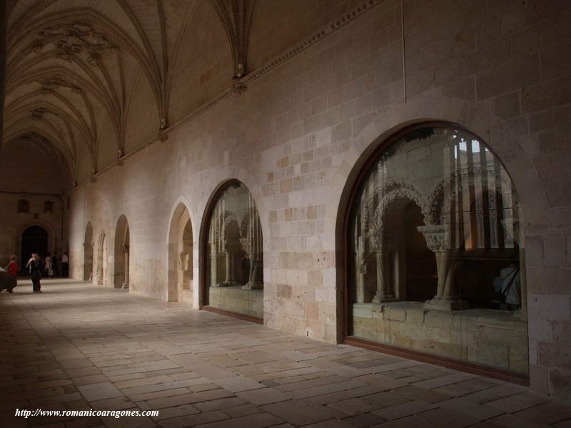 ALA SUR DEL CLAUSTRO. EN PRIMER PLANO RESTO DE LA SALA CAPITULAR